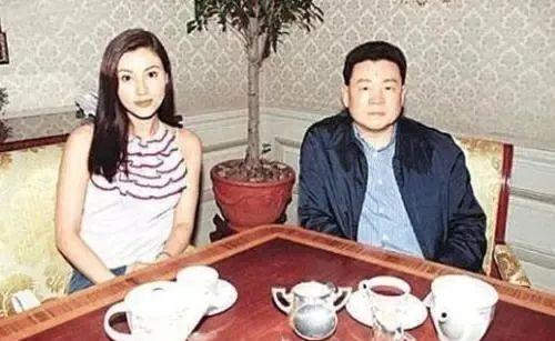 棉妈育儿经|超级富二代坐拥300亿，为何心甘情愿挤地铁，娶相貌平平的女人？