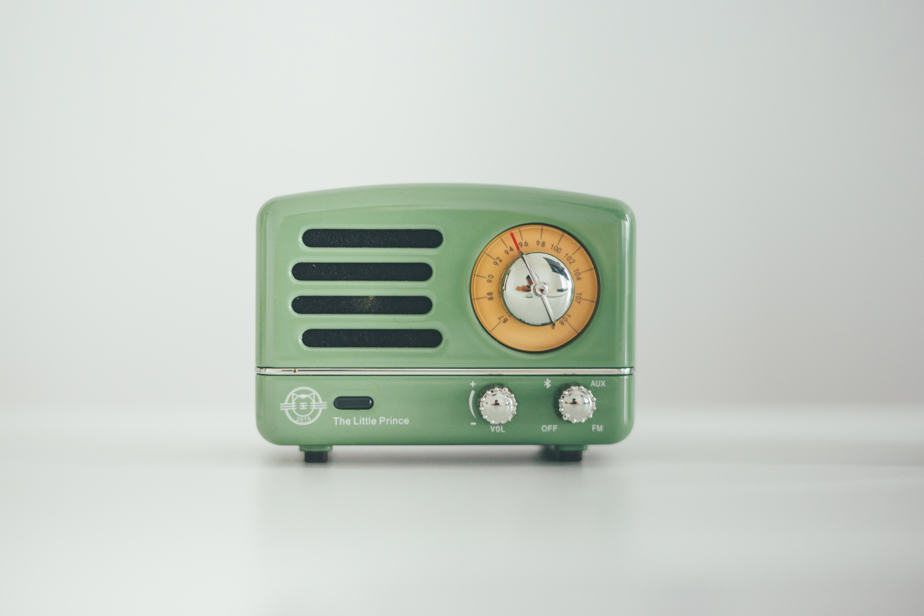 从零开始,打造极简白色系桌面美学工作台,附品质配件指南