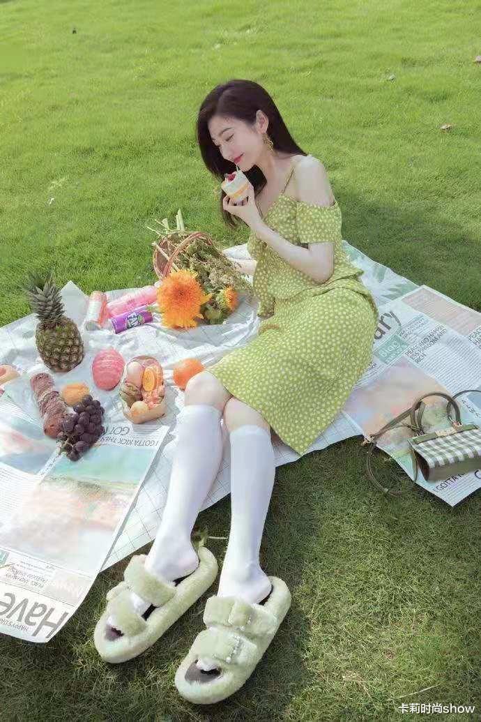 卡莉时尚show|景甜翻红后越来越敢穿了,波点小绿裙清新又洋气,配毛毛拖看不懂