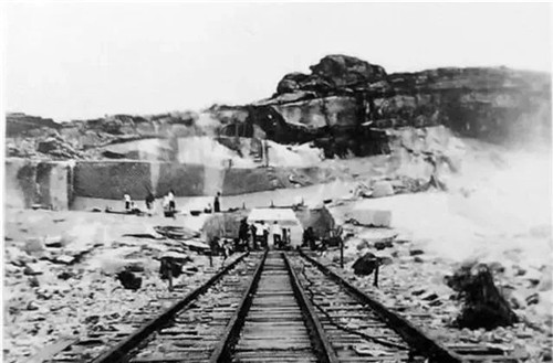 人民英雄纪念碑|94吨的人民英雄纪念碑：仅碑心石就让七千人用了7月，用黄金132两