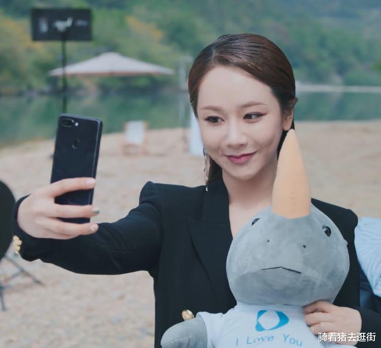 长腿 都说杨紫有刘海好看，当看到她大背头的发型，网友：是本人吗？