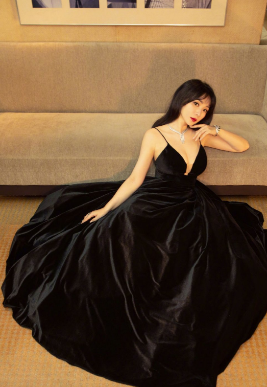 柳岩|“越穿越多”的柳岩，40岁择偶观曝光：我从未减低自己的标准！