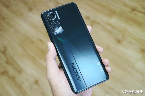 摄像头 骁龙870+55W快充，中端市场的屏下摄像头科技，比小米香？