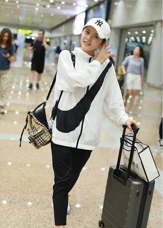 琳妹儿说|白色运动外套搭配黑色紧身裤，赵今麦变身运动达人，被赞小仙女