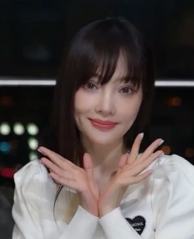 李小璐|40岁李小璐素颜出镜，双眼皮太假脸又绷显老，网友直呼认不出