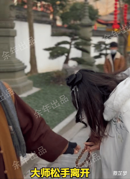 杭州一寺庙内,女子摸老和尚佛珠,老和尚直接松手离开