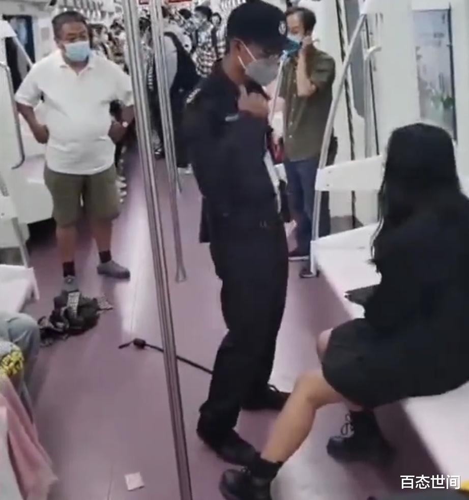 保安 女乘客地铁与人争执被保安强行拖出车厢扯坏衣服，西安地铁回应