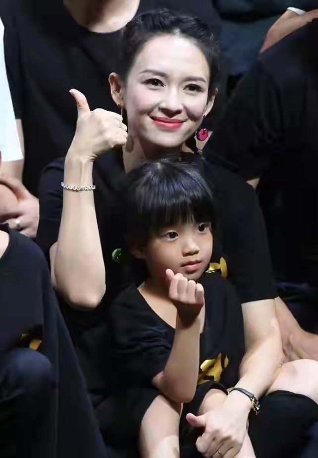 汪峰|汪峰基因真强大！5岁醒醒穿黑裙神似小苹果，淡定打针性格更像妈