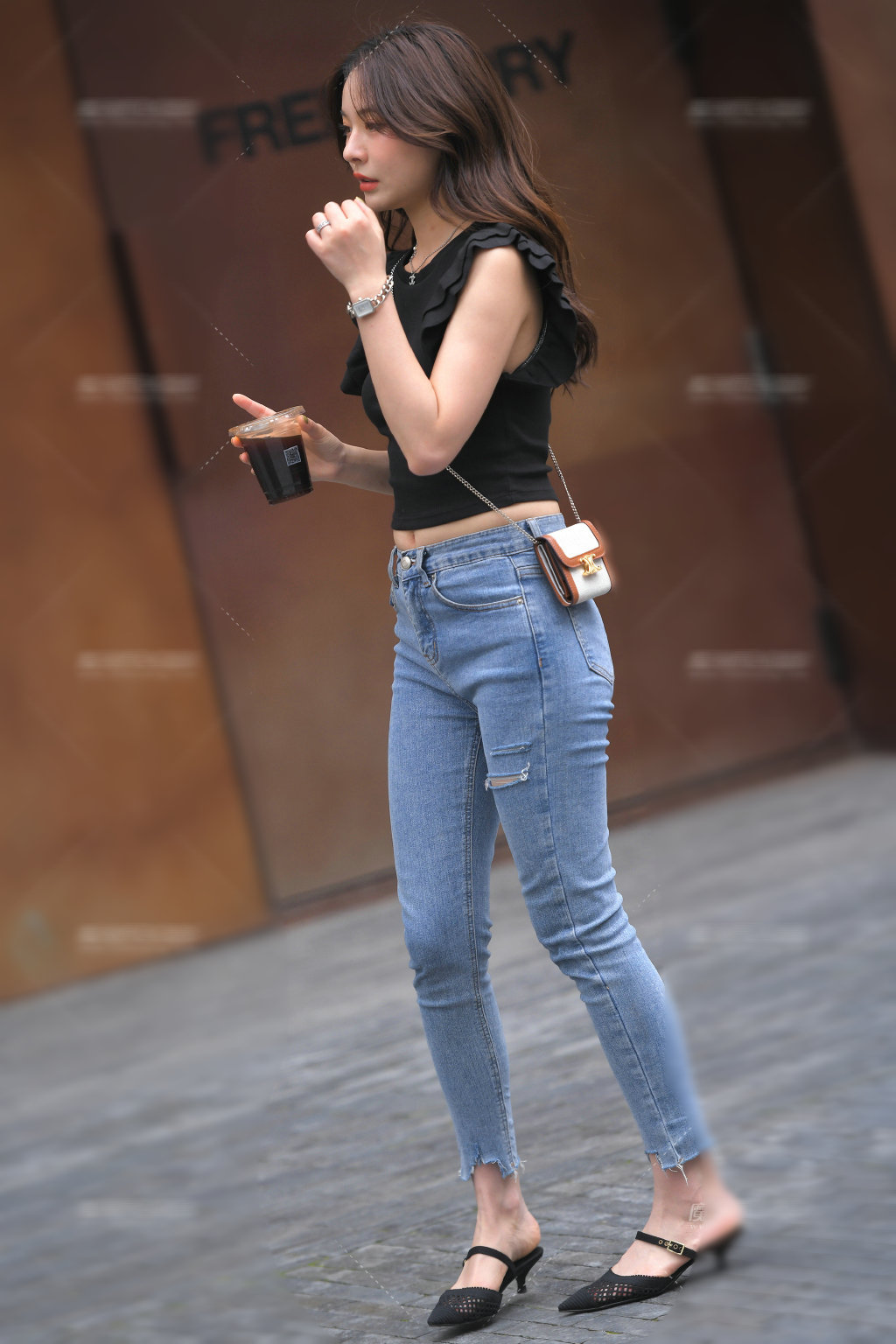 我亦飘零 吊带裙搭配高跟鞋,自然展现出女性最迷人的自信,兼具优雅与舒适