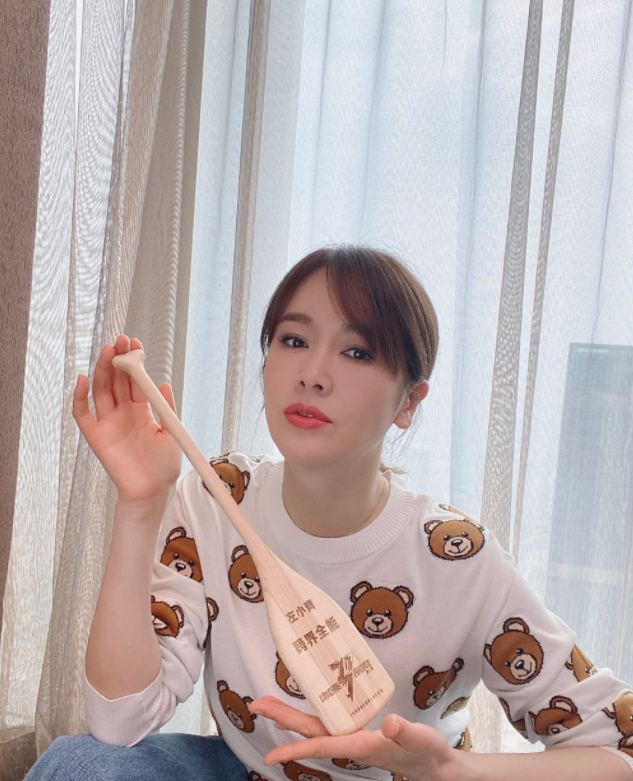 何有强|左小青魅力全开！穿卡通印花上衣搭配牛仔裤减龄洋气，少女感爆棚