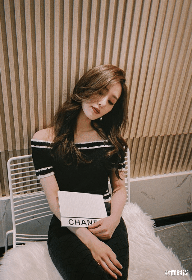 明星|真羡慕刘诗诗小码身材，穿针织衫坐着也没肉，配裤装美得都高调