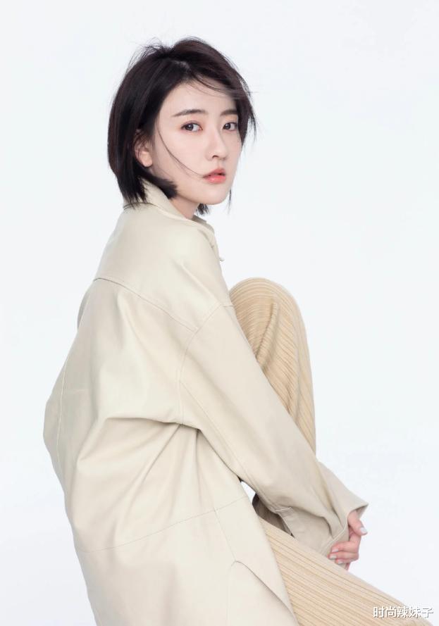 时尚辣妹子|梁洁新剧来袭，短发造型帅气圈粉，清新自然少年感爆棚