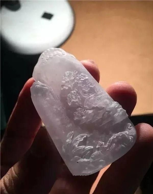 翡翠|69000买下的翡翠原石，竟一刀切出冰种雪花棉，成品好美！