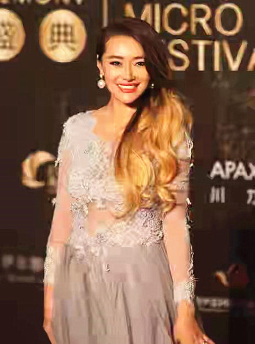 全球时尚号|43岁爱戴舞台秀身材,镂空服装挡不住美肩,长发飘逸风情款款