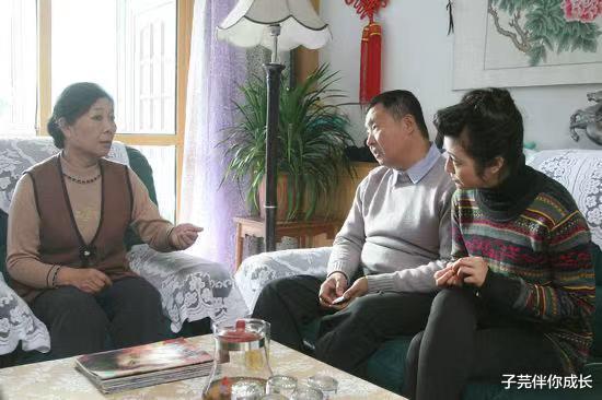 子芫伴你成长 奶奶给孙子1000红包,给孙女100,得知原因儿媳带女儿走了