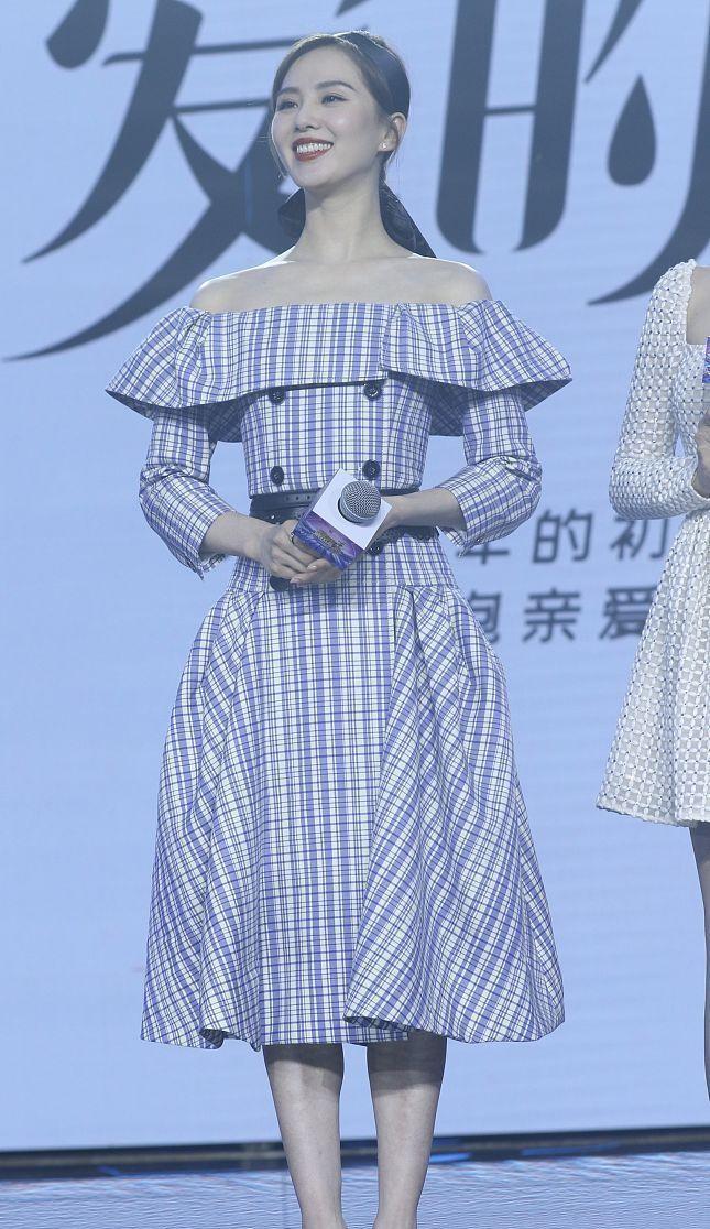 可馨育娃|刘诗诗真有“公主范儿”,穿雪纺长裙好优雅,一点也不像当妈的人