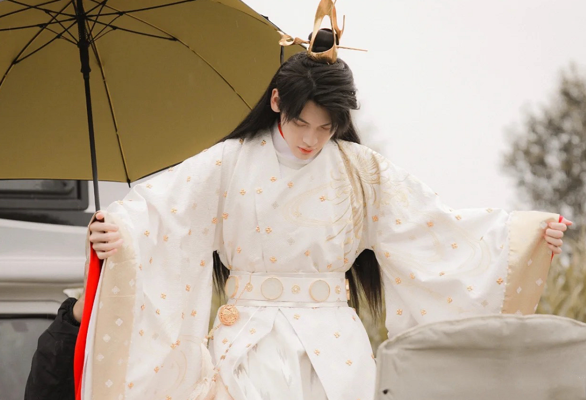 吉星高照|《吉星高照》太子悦神装扮出来了，谢怜的衣服上为啥绣菊花？