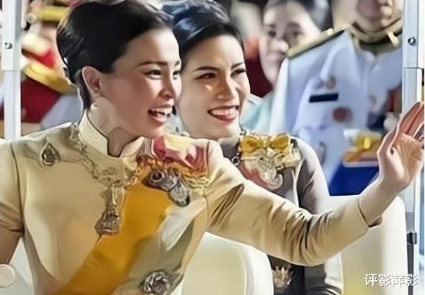 诗妮娜|诗妮娜甩出珍藏照片，泰王和提帮功带她拜高僧，三口之家温馨美满