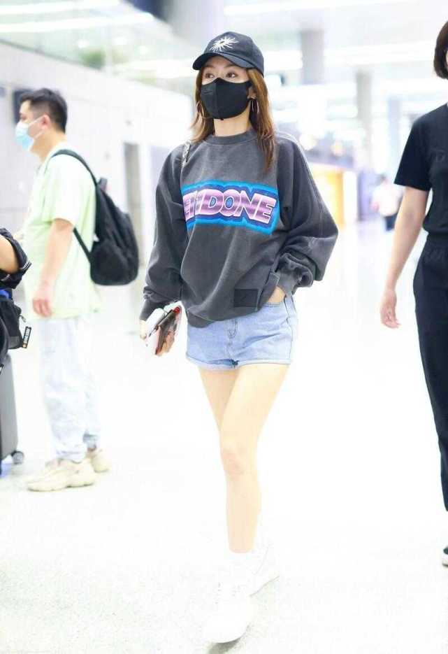 秦岚|42岁秦岚美回巅峰！穿抹胸连体裤大秀纤细身材，笑容甜美胜似初恋