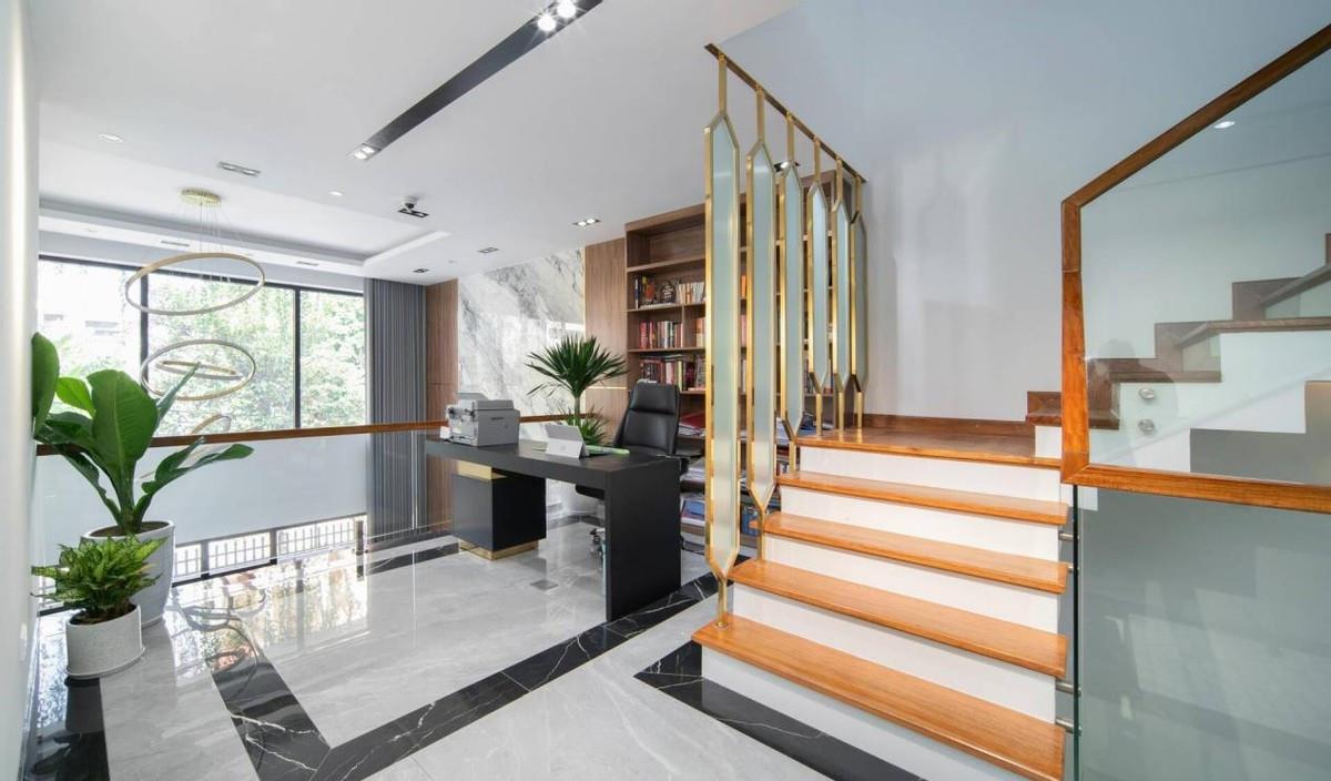 挑空客厅显大气，入户院子挺精致，这套360㎡别墅完工收获一致好评