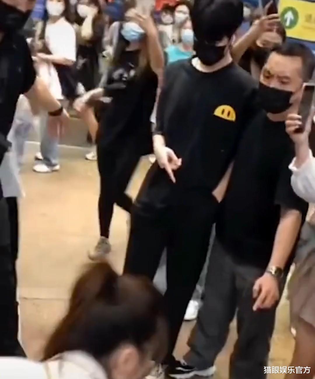 张真源|粉丝给18岁男星接机，女生当场被绊摔倒，网友指责偶像表情太冷漠