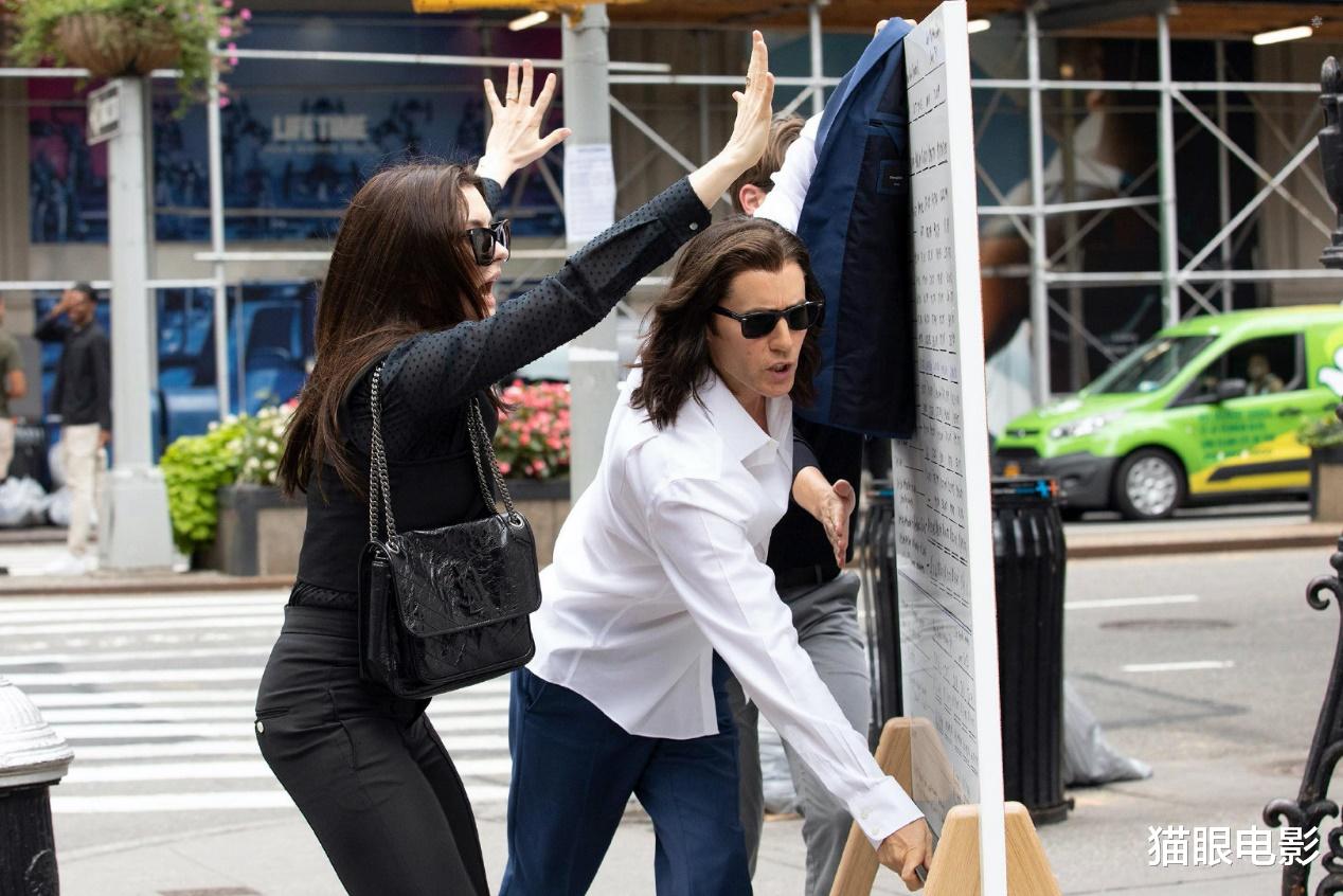 周雨彤|安妮海瑟薇新片造型抢镜，大街上动作夸张，没一点高冷淑女的形象