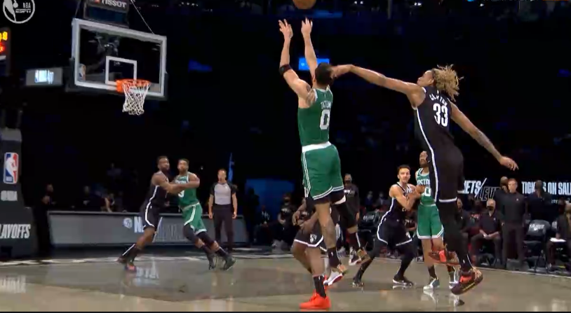 詹姆斯·哈登|惨烈！哈登球衣被扯烂，塔图姆争议犯规激怒球迷：集体怒喷裁判太烂