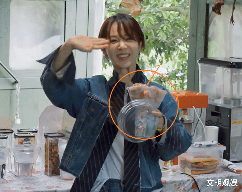 杨紫|杨紫为吃烤肠打“欠条”，本以为她只带走一根，结果让观众看傻眼