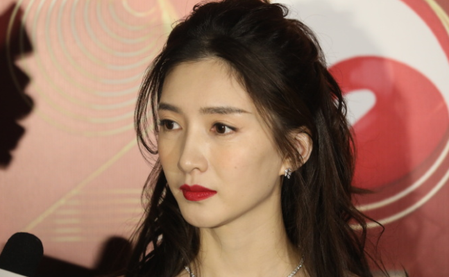 杨超越|明星离开百万修图师，被镜头怼脸拍，杨超越却让我心动了