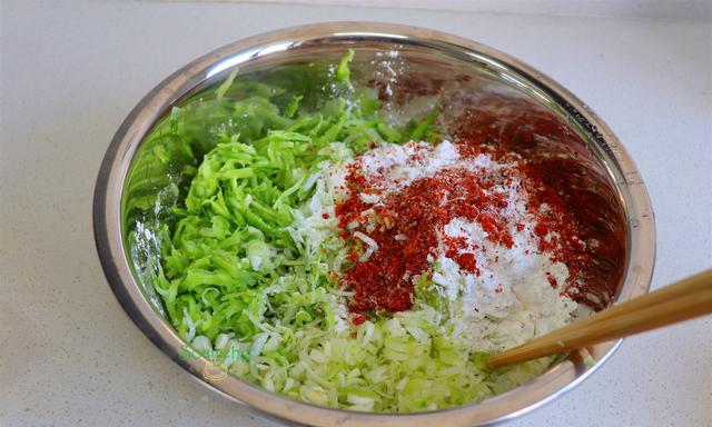 小东妈妈育儿|2根萝卜1碗粉，揉搓成小丸子，炸得香喷喷，一口一个停不下来！