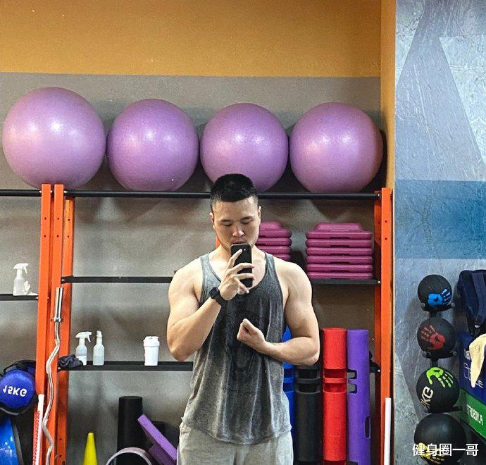 健身圈一哥 名媛胡须肉壮身材，爱健身的水瓶座大男孩，撸铁练就霸气麒麟臂！