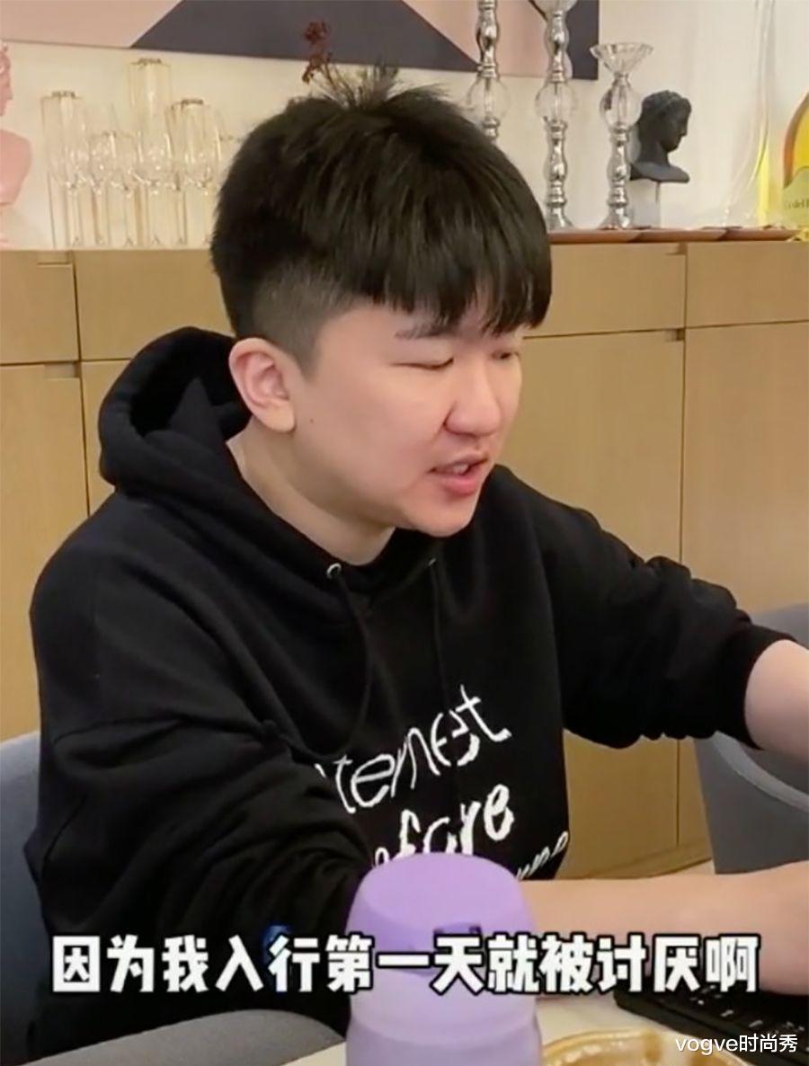 vogve时尚秀|主持界的“吃个桃桃”，入行第一天被举报娘里娘气，和杨颖关系好