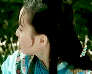 谢娜|“回眸一笑”真的不要硬演，有人倾倒众生，有人我想给她按回去