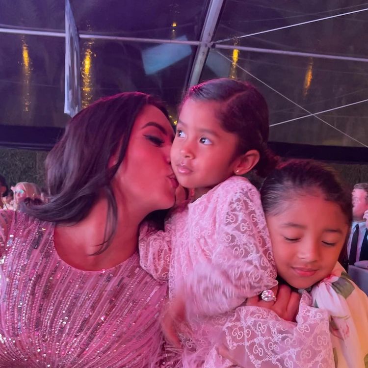 科比·布莱恩特|科比遗孀带三个女儿闪耀亮相！母女四人同穿粉裙，2岁小女儿好萌