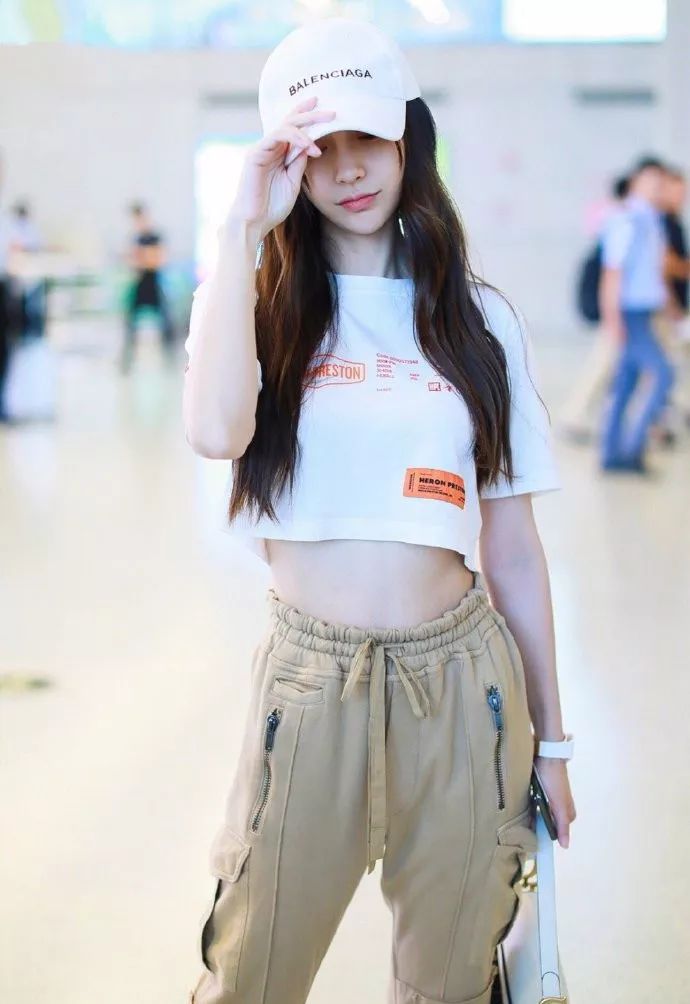 混搭时尚Anna|Angelababy婚后变得会搭了，穿159紧身吊带衫走机场，少女感十足