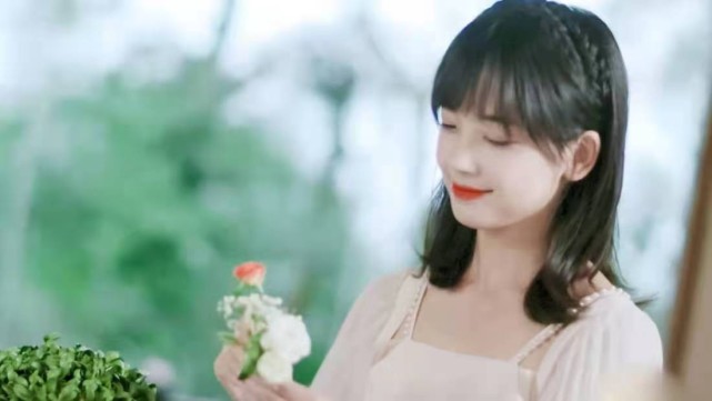 央视|央视七夕短片独缺董卿太遗憾！王冰冰获央视力捧，穿白裙仙气十足