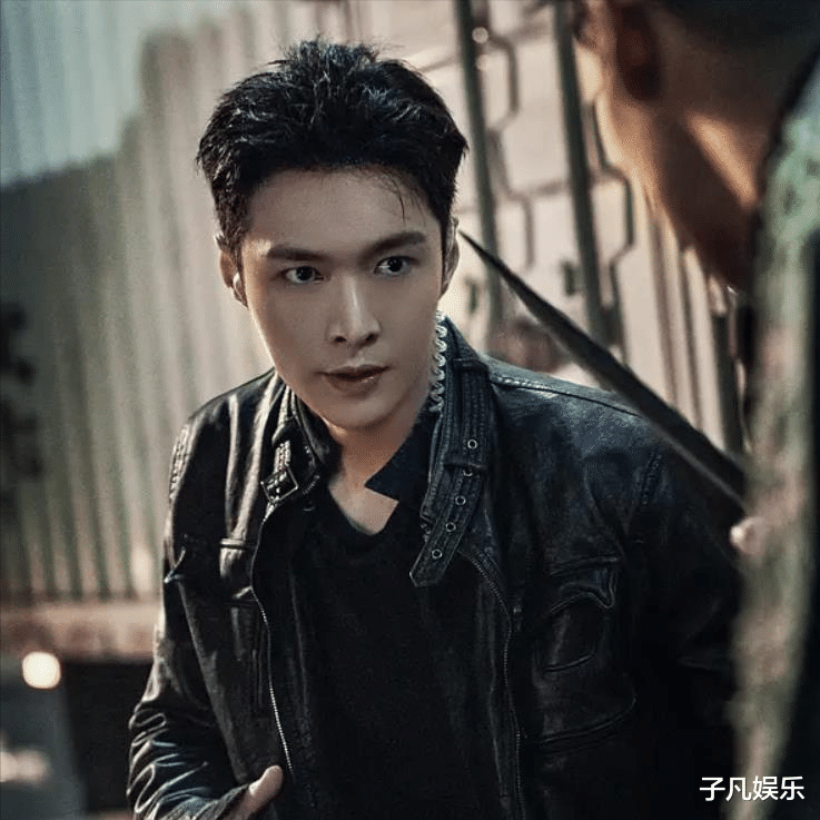 张艺兴|张艺兴初中照曝光，对比现在好像哪里变了，又好像什么都没变