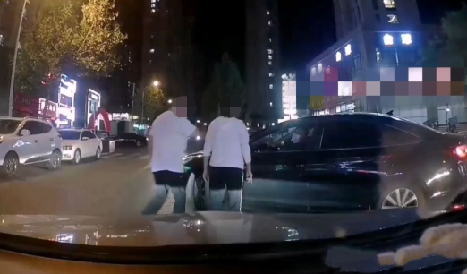 大连 事发大连！男子倒车碰了路人拒不道歉！后车司机看不惯了