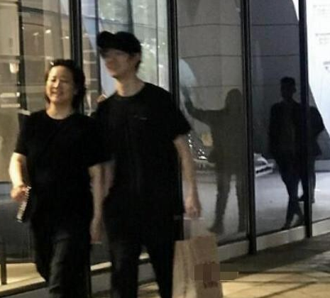 |53岁的陈小艺:被爆车吻照,密会小鲜肉,却与丈夫分居11年不离婚