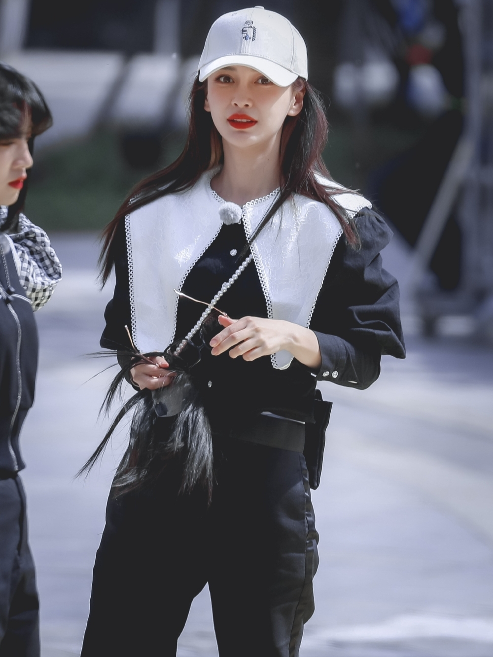 何有强|Angelababy当妈了少女感更强了，娃娃领上衣配小黑裤，俏皮又减龄