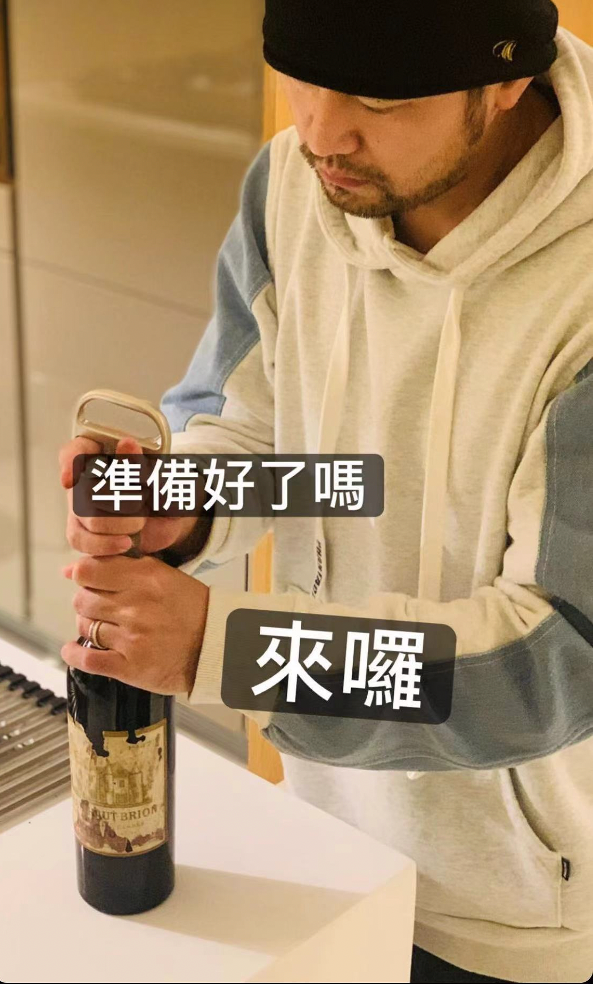 周杰伦|周杰伦母亲叶惠美罕露面！近70岁皮肤仍白嫩红润，站姿笔直气质绝佳