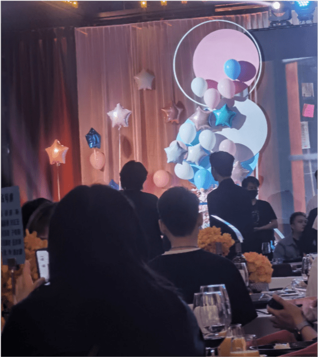 迪丽热巴|迪丽热巴凌晨现身机场，穿修身针织衫秀小蛮腰，遭代拍围堵鞋被踩掉了