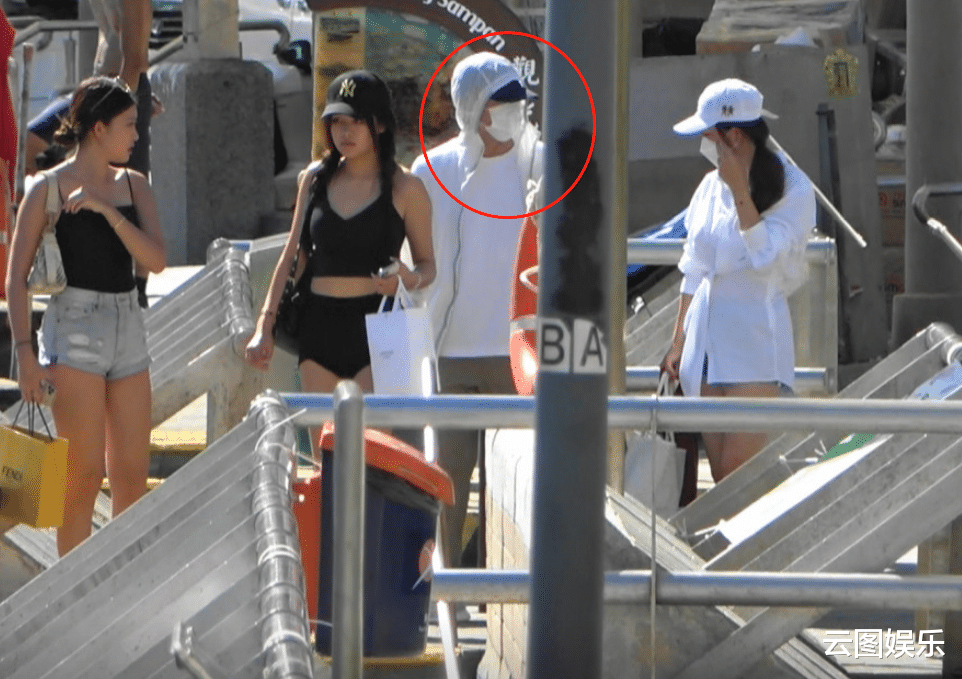 古惑仔|周星驰新恋情疑曝光！富豪派对邂逅17岁港姐，带其上亿元游艇约会