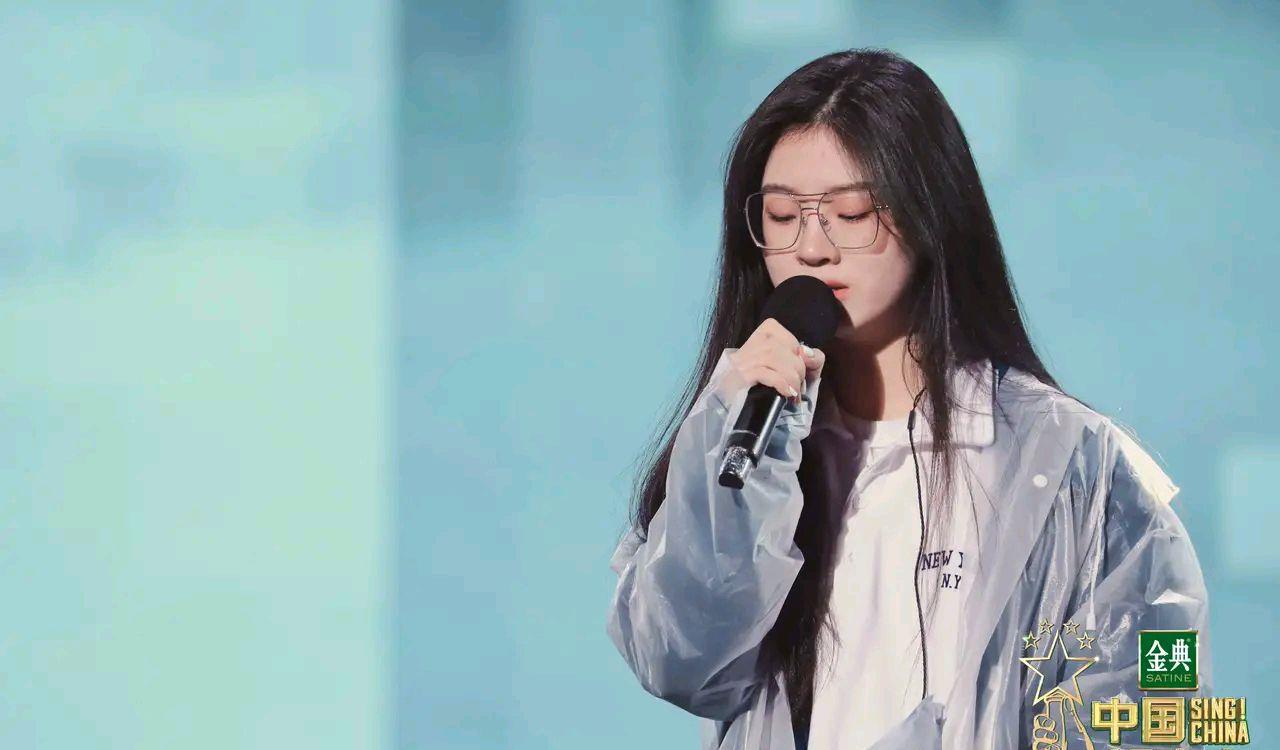 单依纯|单依纯官宣加盟2022央视跨年晚会，她现在就缺一首出圈的代表作