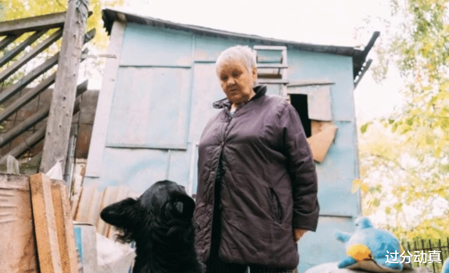 俄羅斯老婦在鐵桶裡生活35年，沒水沒電沒暖氣，稱住這比養老院強-圖3