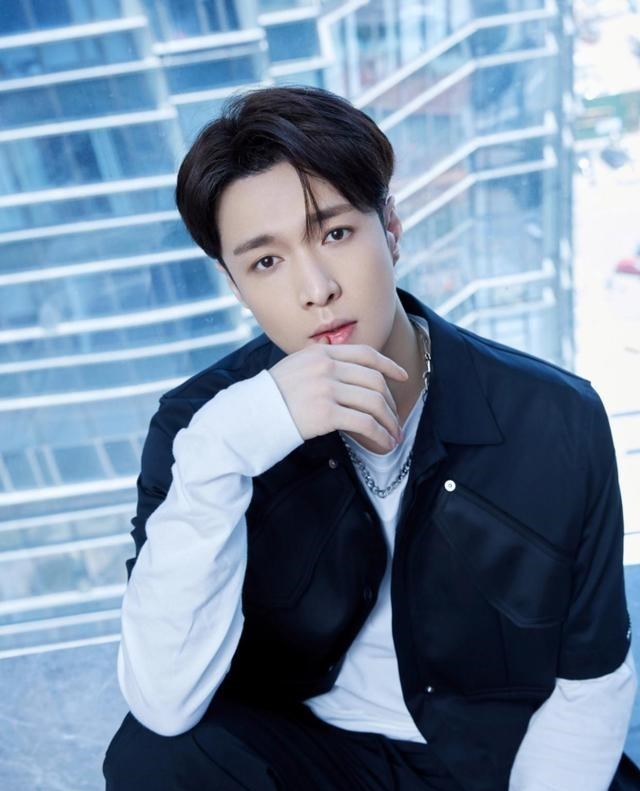 天玑谋士 张艺兴拆《莲》实体专辑有感：入坑早的窃喜，错过好可惜！