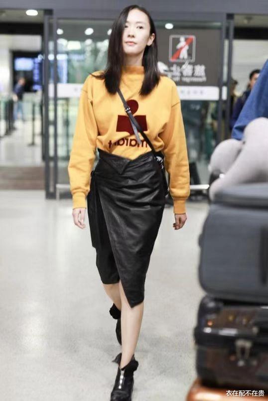 衣在配不在贵 童瑶是真的瘦，卫衣塞裙子里面腰都这么细，但头发稀疏有点显老气