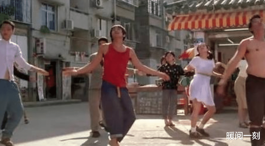 暖阅一刻 大妈跳广场舞要强占篮球场怎么办？法官用判决告诉你：打你的打