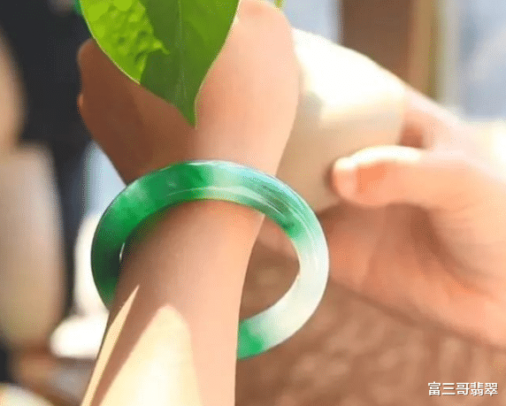 翡翠手镯|翡翠手镯不能只戴一只?真的是这样吗?行家揭秘!