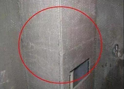 工人用这种“玩意儿”包水管，太实用了，住几十年没噪音问题